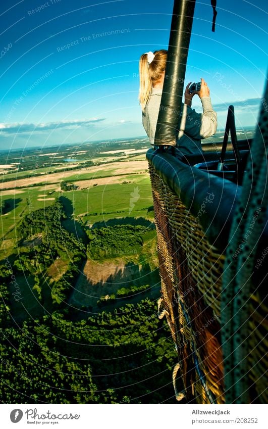 fototouristen Junge Frau Jugendliche 1 Mensch Landschaft Himmel Wolken Horizont Sommer Schönes Wetter Wiese Feld Ballone gebrauchen entdecken genießen Abenteuer