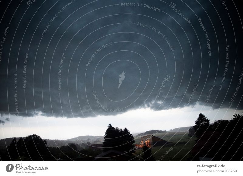 Gewitterfront Umwelt Natur Landschaft Urelemente Luft Himmel Wolken Gewitterwolken Horizont Wetter schlechtes Wetter Unwetter Sturm Regen Baum Feld Hügel