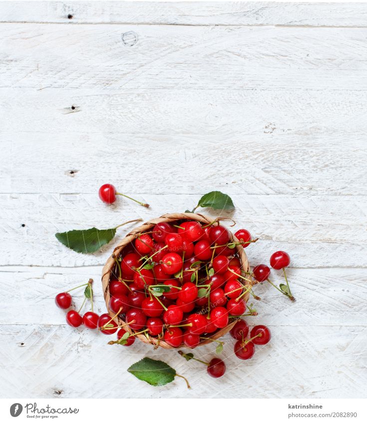 Frische Sauerkirschen in der Schüssel auf einem Holztisch Frucht Vegetarische Ernährung Diät Schalen & Schüsseln Sommer Tisch Blatt dunkel frisch lecker saftig