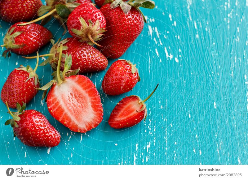 Erdbeeren auf einem türkisblauen alten Holztisch Gemüse Dessert Diät Sommer Tisch Menschengruppe frisch hell lecker natürlich saftig rot Farbe Beeren Tablett