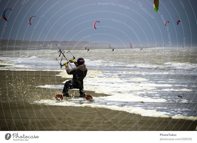 Kitelandboarding Sport Wassersport Kiting Kiter Kiteboard Himmel Gewitterwolken schlechtes Wetter Wind Sturm Strand Nordsee Meer fahren Fitness sportlich