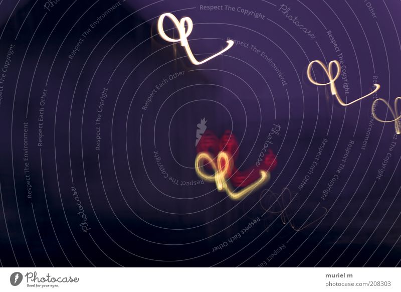 die Ampel war rooot.... Ornament Graffiti Schleife blau gelb rot schwarz dunkel Haus unkenntlich unerkannt violett Lichtspiel außergewöhnlich Textfreiraum links