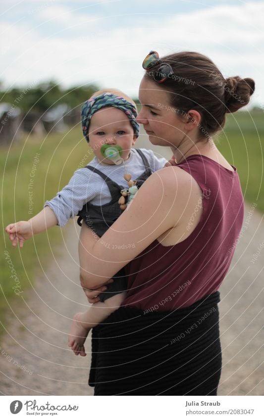 Da bin ich feminin Kind Frau Erwachsene Mutter Familie & Verwandtschaft Kindheit 1 Mensch 0-12 Monate Baby 30-45 Jahre Sommer Schönes Wetter Wiese Feld