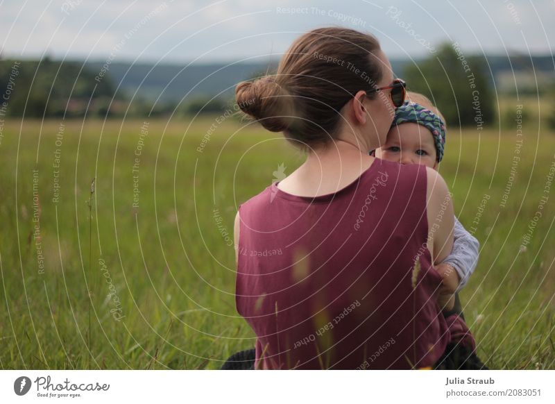 Meins Mensch feminin Baby Kleinkind Mutter Erwachsene Familie & Verwandtschaft 2 0-12 Monate 30-45 Jahre Sommer Schönes Wetter Gras Wiese Wald Sonnenbrille