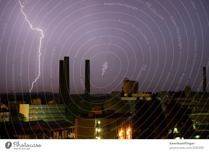 himmelsriss Umwelt Urelemente Luft Himmel Gewitterwolken Nachthimmel Sommer Wetter schlechtes Wetter Unwetter Blitze Stadt Hauptstadt Stadtrand Skyline