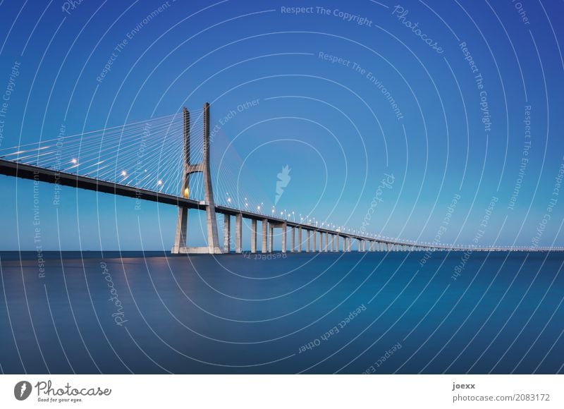 Ponte 25 de Abril Wasser Himmel Portugal Brücke Bauwerk Sehenswürdigkeit groß blau Horizont Wege & Pfade Farbfoto Dämmerung Langzeitbelichtung