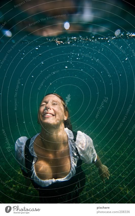 Steirische Nixe exotisch schön feminin Junge Frau Jugendliche Wasser See Mode blond genießen tauchen ästhetisch nass blau Freude Lebensfreude Zufriedenheit