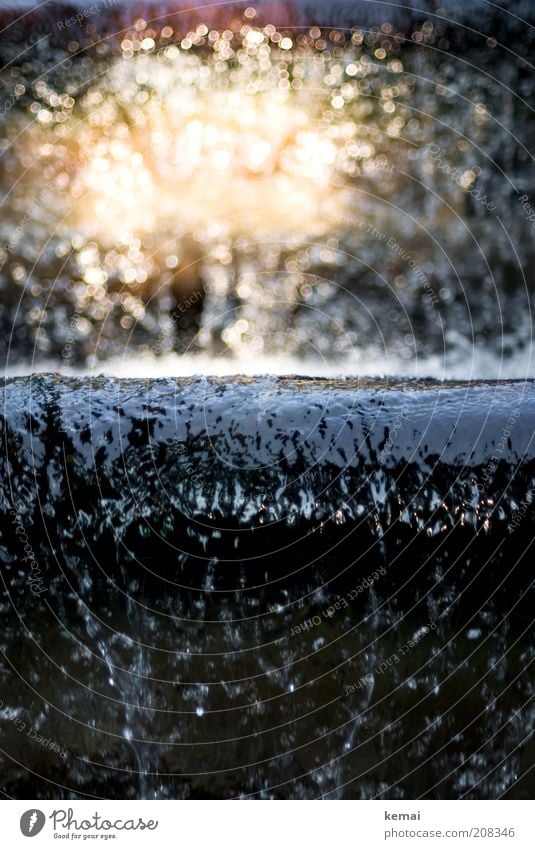 Am Brunnen Wasser Wassertropfen Sonnenlicht Sommer Schönes Wetter Wärme Stuttgart Sehenswürdigkeit Galateabrunnen Wasserfall Wasserspiel leuchten nass fließen