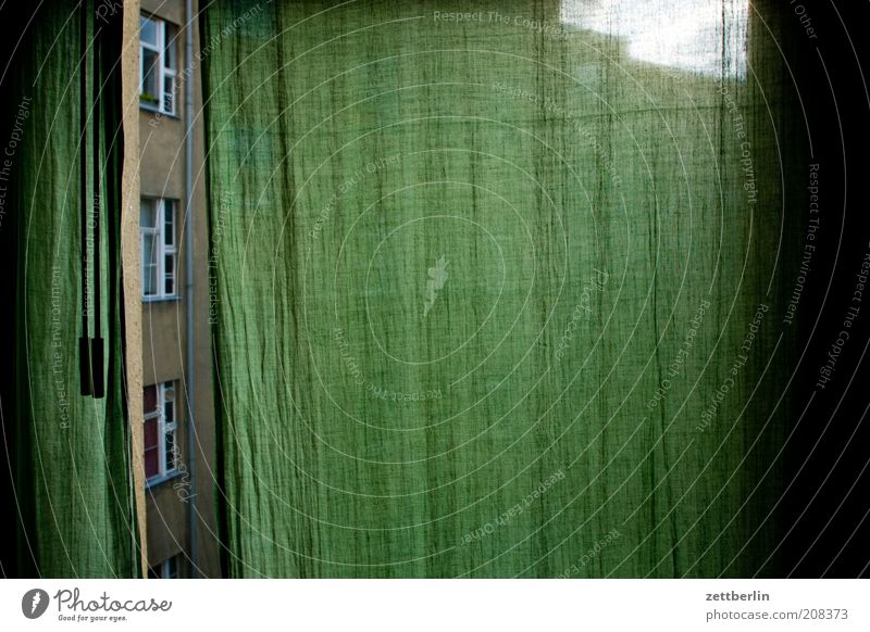 Gardine Sommer Haus Fenster grün Häusliches Leben Raum Wetterschutz dunkel Hof Hinterhof Fensterscheibe Nachbar Neugier Stoff Textilien Traurigkeit ruhig Lücke