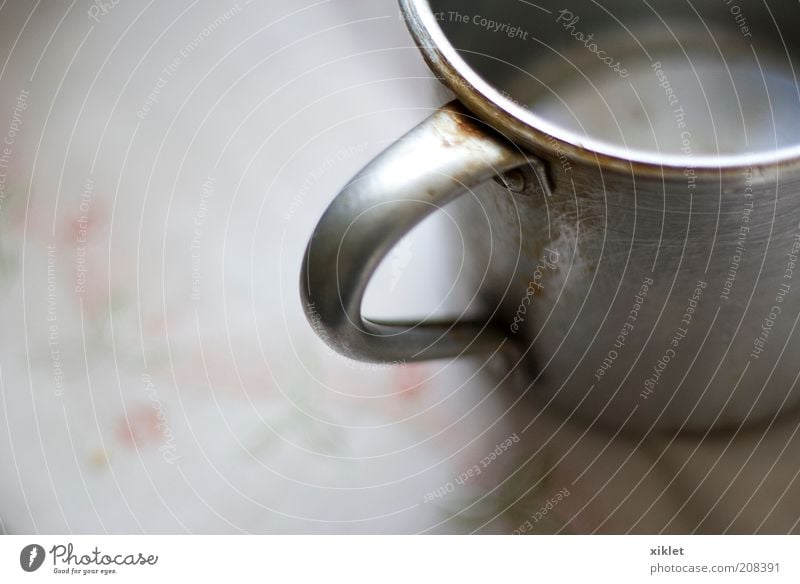 Becher Tasse dreckig alt hängen Getränk Flüssigkeit Küche Wasserkessel Lebensmittel grau Licht Utensilien heimwärts Mahlzeit verfault kaputt Handtuch Blume rosa