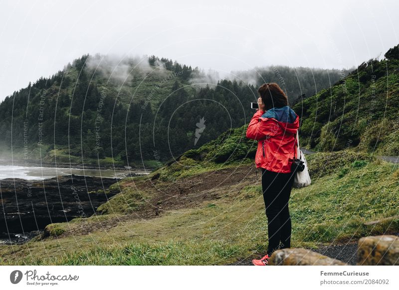 Roadtrip West Coast USA (07) feminin Junge Frau Jugendliche Erwachsene 1 Mensch 18-30 Jahre 30-45 Jahre Wasser Natur Jutesack Fotokamera Regenjacke rot