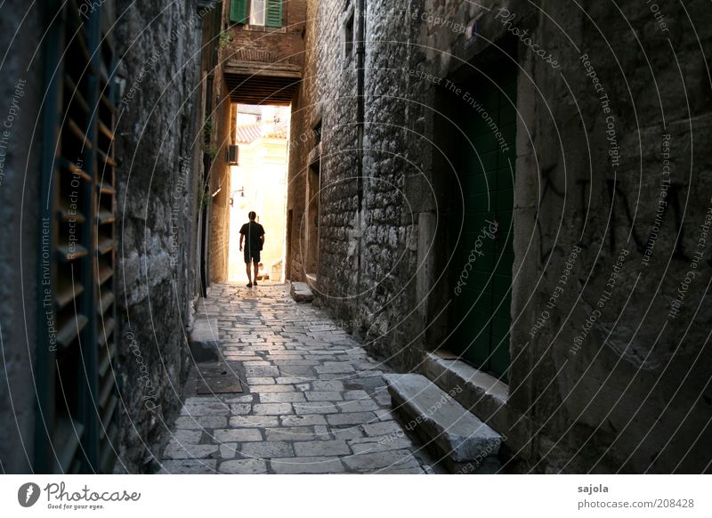 licht am ende der gasse Mensch maskulin Mann Erwachsene 1 šibenik Kroatien Dalmatien Stadt Hafenstadt Haus Gebäude Architektur Mauer Wand Treppe Fenster Tür