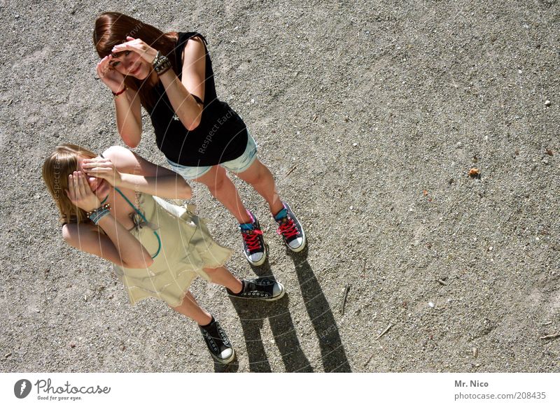 blinded by the lights feminin Junge Frau Jugendliche Freundschaft Haut Arme 2 Mensch langhaarig Blick Zusammensein trendy blenden Shorts Sommertag sommerlich