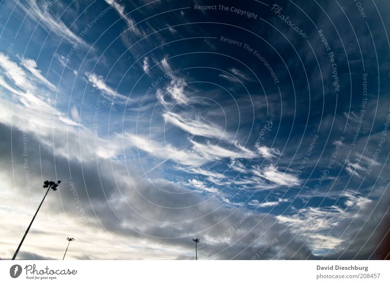 Der Himmel wölbt sich übers Land Wolken Sonnenlicht Klimawandel blau weiß Wind Wolkenband Wolkenfetzen Wolkenbild Lampe Laterne Laternenpfahl Straßenbeleuchtung