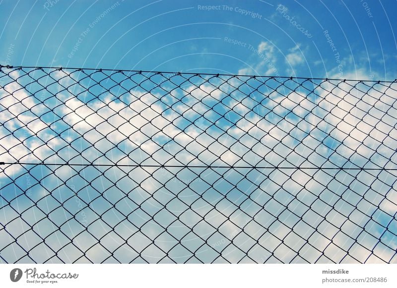 hinter gittern Luft Himmel Wolken Schönes Wetter Menschenleer Zaun blau schwarz weiß Fernweh Verzweiflung Frustration ästhetisch Einsamkeit Misserfolg