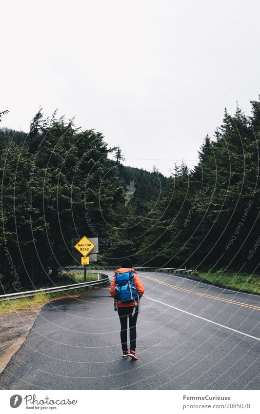 Roadtrip West Coast USA (74) feminin Junge Frau Jugendliche Erwachsene 1 Mensch 18-30 Jahre 30-45 Jahre Abenteuer Natur Naturliebe Westküste Wald Baum