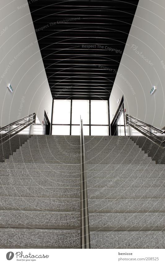 diagonale Architektur modern schwarz weiß Gebäude Innenaufnahme Haus Treppe Treppenhaus Beleuchtung aufgehen Geländer Treppengeländer trist Hochhaus