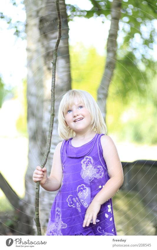 Krieger des Lichts Freude schön Zufriedenheit ruhig Spielen Kind Mädchen Kindheit Hand 1 Mensch 3-8 Jahre Natur Schönes Wetter Baum Mode Bekleidung Kleid