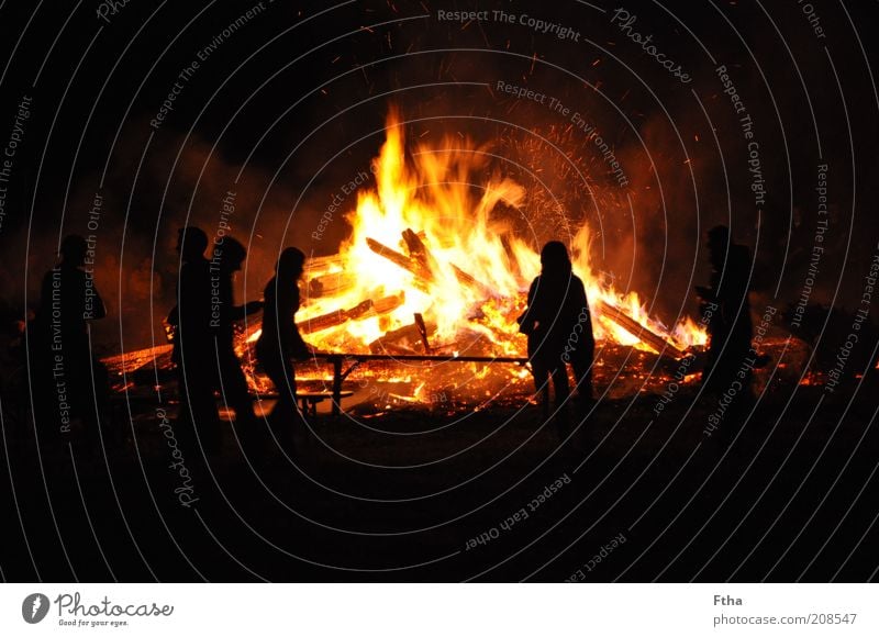 Johannisfeuer Feuer Sommer gelb rot schwarz Sonnwendfeuer Scheiterhaufen Nacht heiß Holz Feuerstelle Glut Farbfoto Abend Sommersonnenwende Sonnenwendfeuer