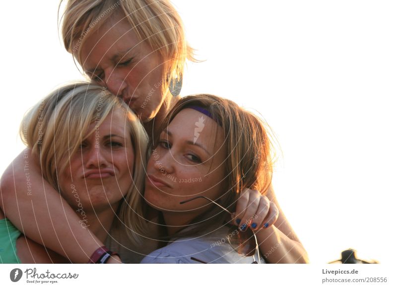 CoS Stil Freude Lächeln toben Fröhlichkeit Zusammensein Glück verrückt feminin Farbfoto Außenaufnahme Dämmerung Licht Blick nach vorn Gesichtsausdruck lustig