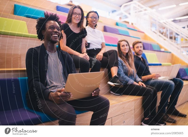 Gruppe von gemischten Rennteams von Mitarbeitern im Büro Lifestyle Glück Studium Arbeit & Erwerbstätigkeit Beruf Team Mensch Junge Frau Jugendliche Junger Mann