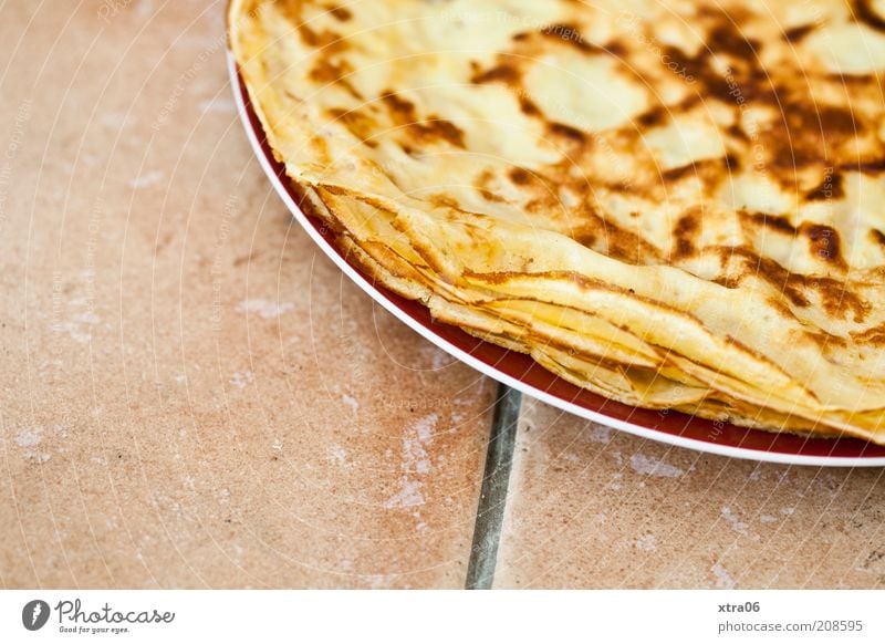 frühstück für alle Ernährung Fingerfood Teller lecker Pfannkuchen Crêpe Dessert Fliesen u. Kacheln Boden Farbfoto Innenaufnahme Textfreiraum links