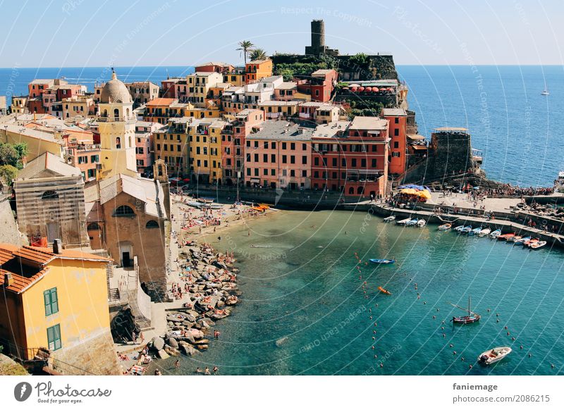 Cinque Terre XI Dorf Fischerdorf Kleinstadt Hafenstadt Stadtzentrum Altstadt Haus trendy Vernazza Urlaubsort Italien Italienisch malerisch mediterran Mittelmeer