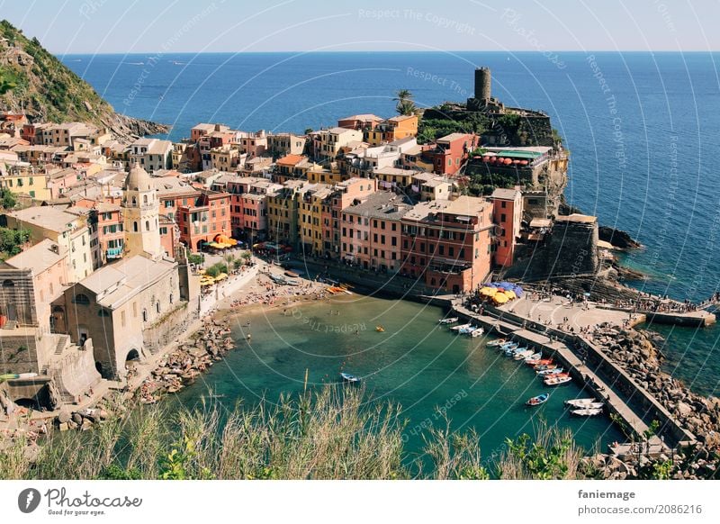 Cinque Terre VI - Vernazza Dorf Fischerdorf Kleinstadt Hafenstadt ästhetisch Bekanntheit Turm Panorama (Bildformat) Kirche Haus Altstadt Wasserfahrzeug