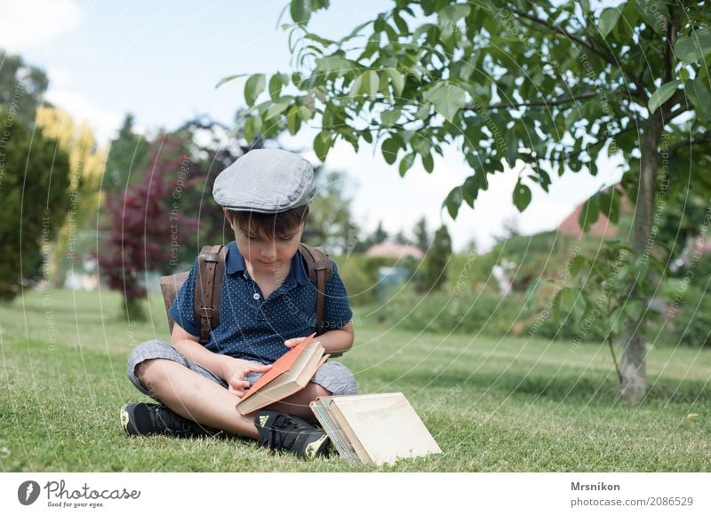 Schulanfang Kind Kleinkind Junge Kindheit Leben 1 Mensch 3-8 Jahre Lächeln lernen lesen sitzen Einschulung Mütze Schulranzen Träger Buch antik Blick anschauend