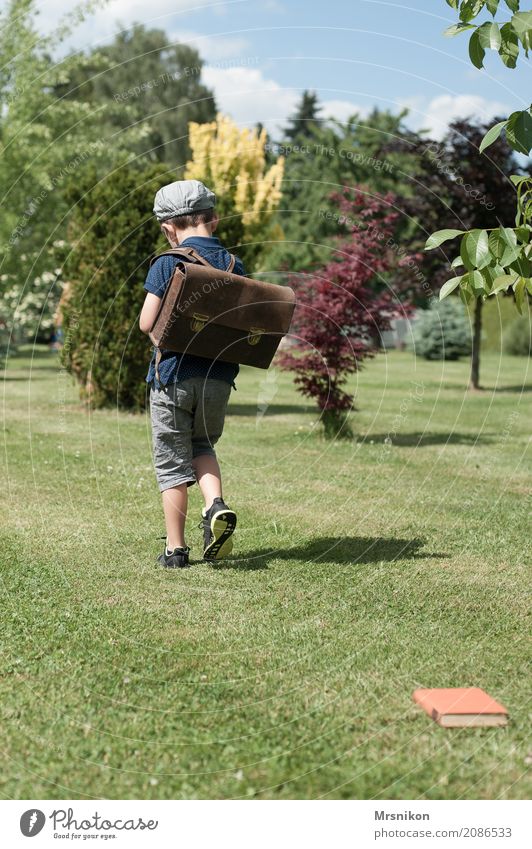 Schulkind Mensch Kind Junge Kindheit Leben 1 3-8 Jahre Denken gehen lernen Blick Einschulung retro Schulranzen old-school Garten Wiese laufen schulstart Beginn