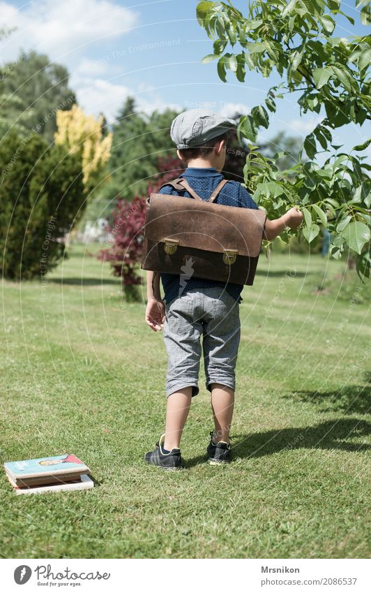 Schule Mensch Kind Kleinkind Junge Familie & Verwandtschaft Kindheit Leben 1 3-8 Jahre schön klein Einschulung Schulranzen stehen Garten Wiese Nostalgie Sommer