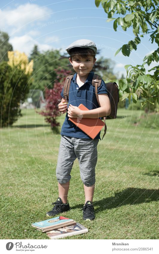 Ich bin groß Kindererziehung Bildung Schule lernen Schulkind Schüler Junge Kindheit Leben 1 Mensch 3-8 Jahre Denken Lächeln lesen Blick stehen leuchten schön