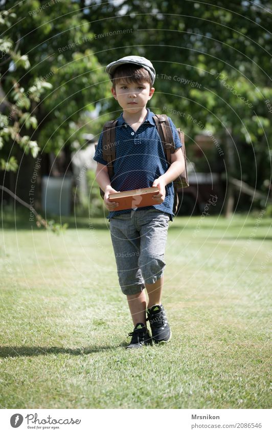 Schulstart maskulin Kind Kleinkind Junge Kindheit 1 Mensch 3-8 Jahre Natur Sommer Schönes Wetter Garten Wiese beobachten laufen lernen tragen träumen Neugier