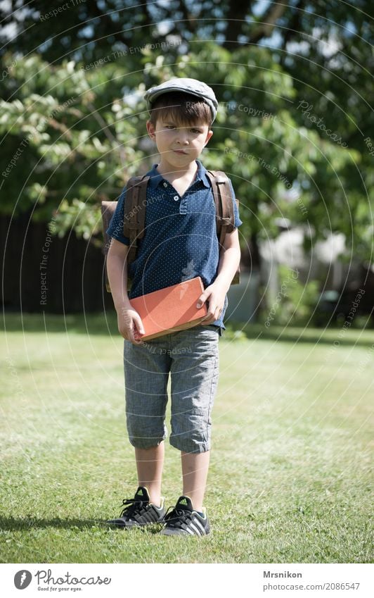 Schulkind Kindererziehung Bildung Schule lernen Schüler Kleinkind Junge Kindheit 1 Mensch 3-8 Jahre Vorfreude Kraft Mut klug Buch Schulranzen old-school