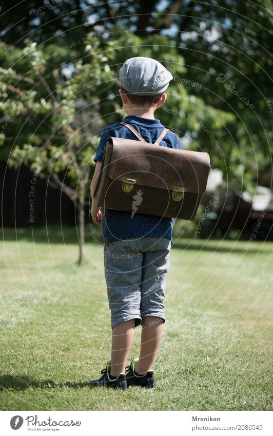 Schule maskulin Kind Kleinkind Junge Kindheit Leben 1 Mensch 3-8 Jahre beobachten Denken Blick stehen Einschulung Schulranzen Außenaufnahme Wiese warten Mütze