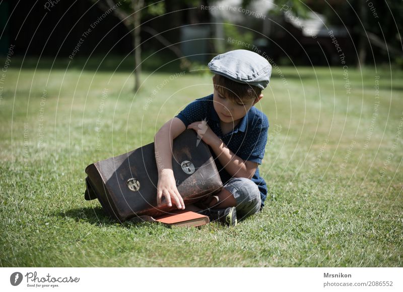 Schule Mensch maskulin Kind Kleinkind Junge Kindheit Leben 1 3-8 Jahre Sommer Garten Wiese lernen sitzen Einschulung Schulranzen Nostalgie Mütze nehmen heben