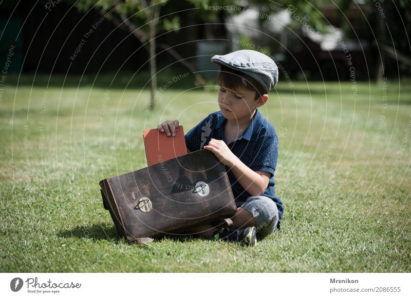 Schule Mensch maskulin Kind Junge Kindheit Leben 1 3-8 Jahre Natur Sommer Garten Wiese lernen Blick sitzen Mütze Nostalgie Schulranzen Buch Einschulung Denken