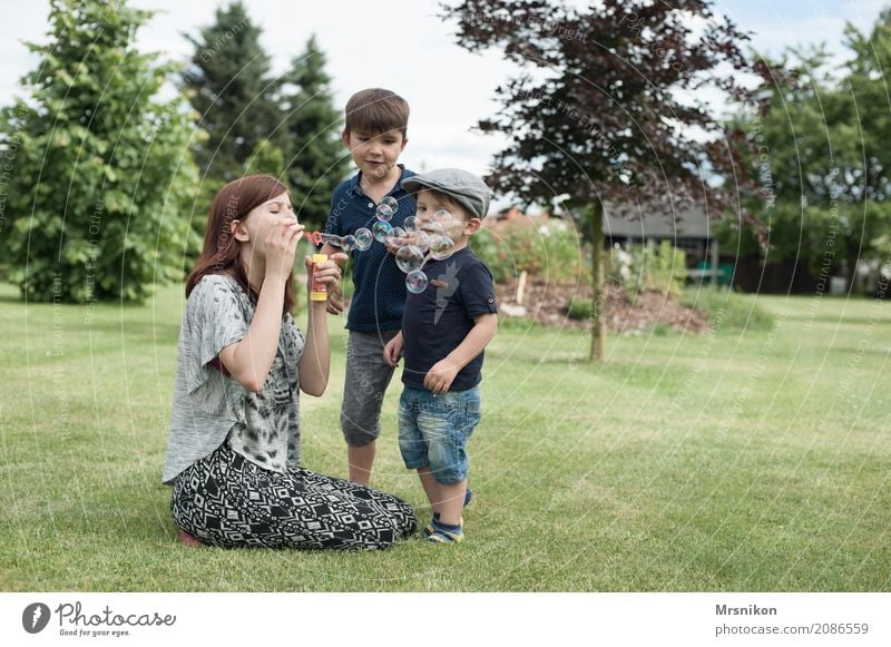 together Mensch Kind Kleinkind Mädchen Junge Geschwister Bruder Schwester Kindheit Jugendliche Leben 3 Kindergruppe 1-3 Jahre 3-8 Jahre 13-18 Jahre Freude Glück