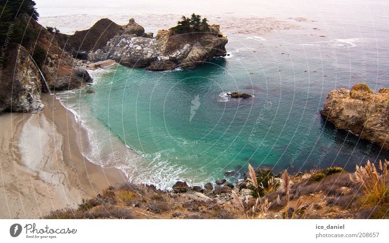 Bucht mit Wasserfall Ferien & Urlaub & Reisen Tourismus Ausflug Ferne Freiheit Sommer Strand Meer Wellen Natur Landschaft Urelemente Sand Küste USA gut schön