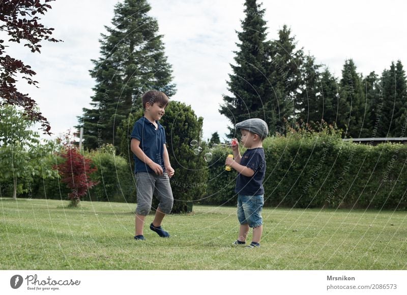 together Freizeit & Hobby Spielen Mensch Kind Kleinkind Junge Geschwister Bruder Kindheit 2 1-3 Jahre 3-8 Jahre beobachten Beratung entdecken genießen Lächeln