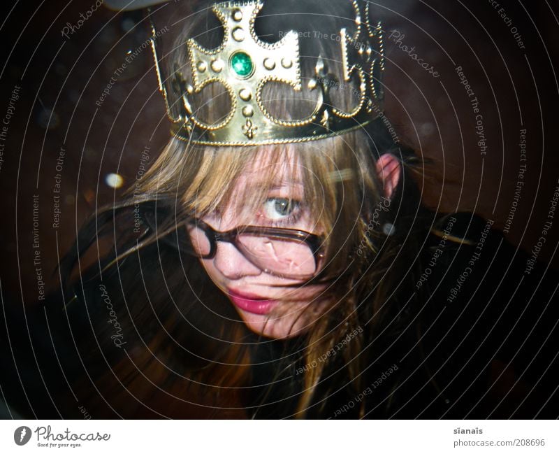 king-size Reichtum Karneval Mensch Frau Erwachsene Kopf Krone blond Gold Blick König Prinzessin nerdig trashig unschuldig Farbfoto Experiment Textfreiraum links