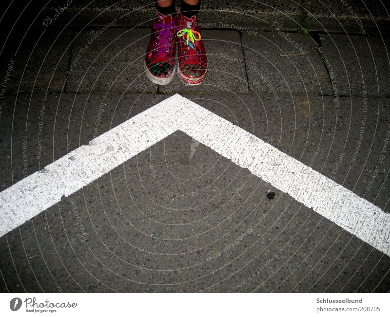 w G IIII Jugendliche Fuß Jugendkultur Punk Straße Strümpfe Stoff Schuhe Turnschuh Schleife Stein Beton Kunststoff Zeichen Linie Streifen Knoten stehen dunkel