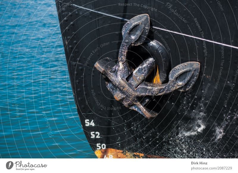 Bug eines Eisbrechers Maschine Schifffahrt Binnenschifffahrt Bootsfahrt Dampfschiff Motorboot Wasserfahrzeug Hafen Anker An Bord alt maritim blau schwarz