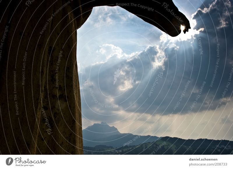 zur Sonne da lang Skulptur Himmel Wolken Gewitterwolken Klima Berge u. Gebirge Religion & Glaube Zukunft Richtung zeigen Jesus Christus Licht Schatten