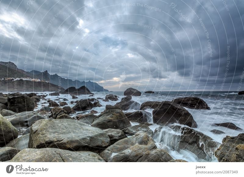 Mehr erzählt Meer Insel Natur Landschaft Urelemente Wasser Himmel Wolken Horizont Wetter schlechtes Wetter Felsen Berge u. Gebirge Wellen Küste Teneriffa Dorf