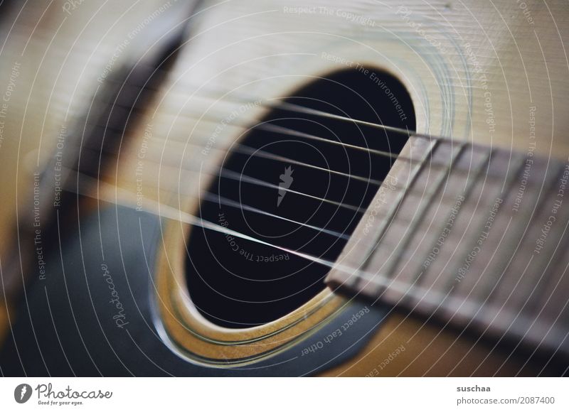 mal wieder neu saiten aufziehen ... Gitarre Saite Draht stahlseiten Westerngitarre Schwarze Löcher schallloch braun Holz Musik Musikinstrument Ton Geräusch