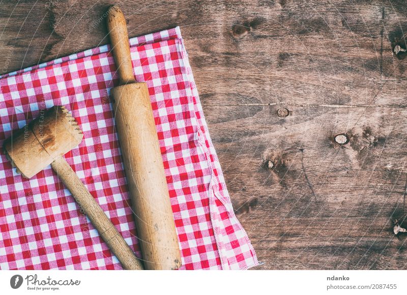 Alte hölzerne Weinleseküchengeräte Tisch Küche Hammer Holz alt oben braun rot Koch Holzplatte Leerraum Hintergrund schäbig Haushaltswaren heimwärts Textil