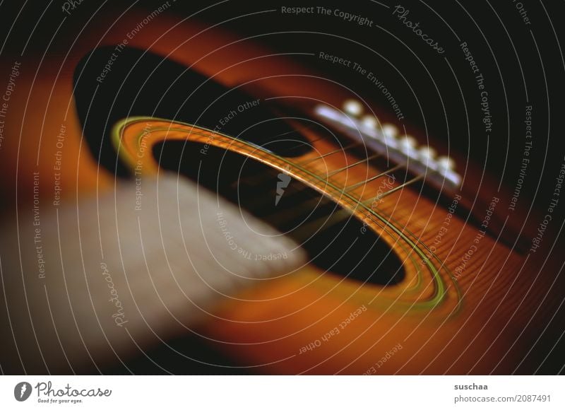 gitarre Gitarre Gitarrenhals Gitarrensaite Klangkörper Musik musizieren Musiker komponieren Rockmusik Popmusik Lied hören fühlen akustisch Akustikgitarre Holz