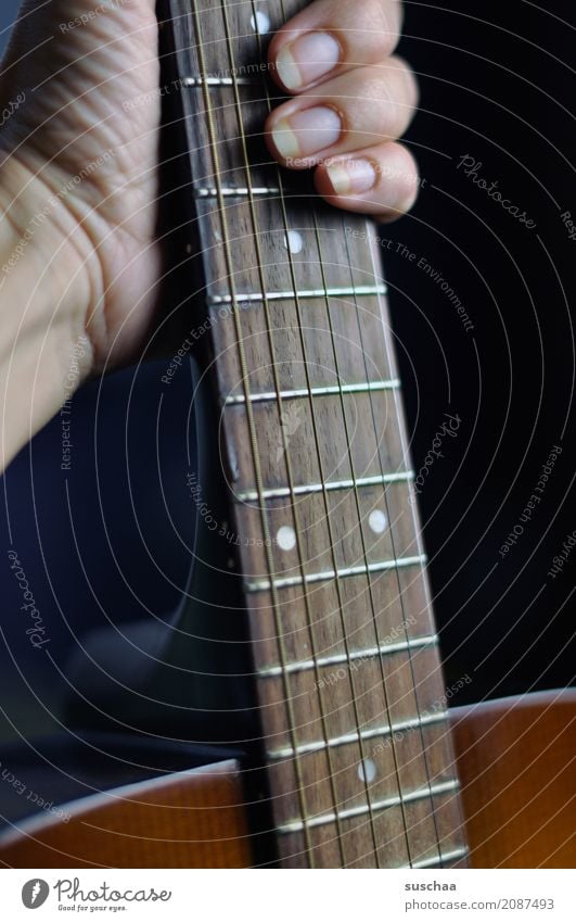 mal wieder musik machen Gitarre Gitarrenhals Gitarrensaite Hand Finger festhalten Klangkörper Musik musizieren Musiker komponieren Rockmusik Popmusik Lied hören