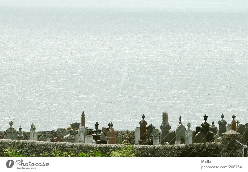 Zimmer mit Aussicht Umwelt Küste Meer Friedhof Mauer Wand Grabstein Stein außergewöhnlich Gefühle Stimmung Glaube Traurigkeit Trauer Tod Sehnsucht Ende ruhig